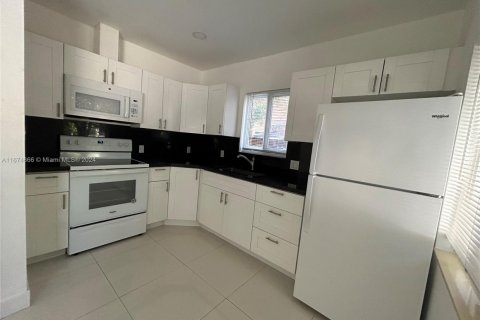 Commercial property in Miami, Florida 150.5 sq.m. № 1860470 - photo 7