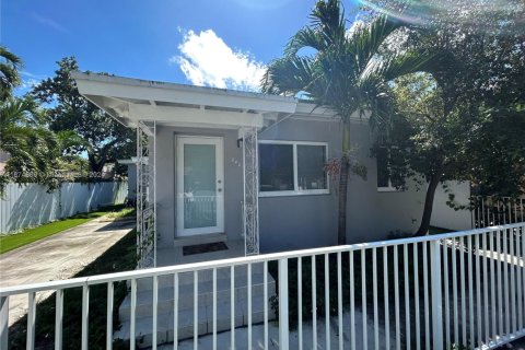 Commercial property in Miami, Florida 150.5 sq.m. № 1860470 - photo 2