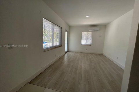 Commercial property in Miami, Florida 150.5 sq.m. № 1860470 - photo 17