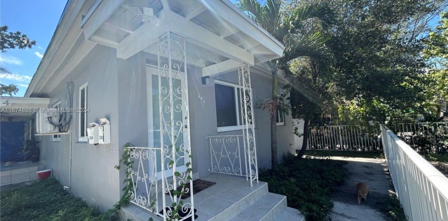 Commercial property in Miami, Florida 150.5 sq.m. № 1860470