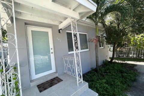 Commercial property in Miami, Florida 150.5 sq.m. № 1860470 - photo 3