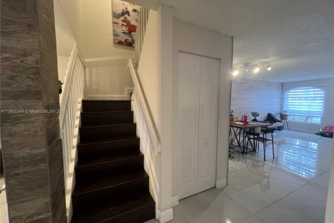 Townhouse in Doral, Florida 4 bedrooms, 176.89 sq.m. № 1887696 - photo 14