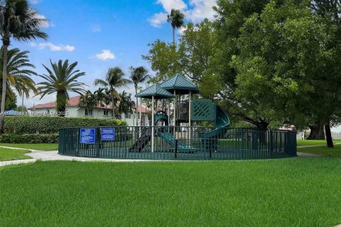 Townhouse in Doral, Florida 4 bedrooms, 176.89 sq.m. № 1887696 - photo 4
