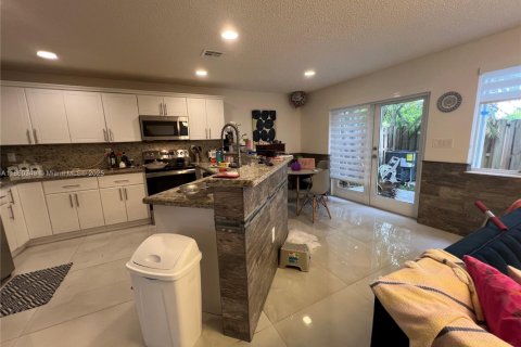 Townhouse in Doral, Florida 4 bedrooms, 176.89 sq.m. № 1887696 - photo 16