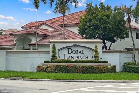 Townhouse in Doral, Florida 4 bedrooms, 176.89 sq.m. № 1887696 - photo 1