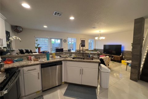 Townhouse in Doral, Florida 4 bedrooms, 176.89 sq.m. № 1887696 - photo 19