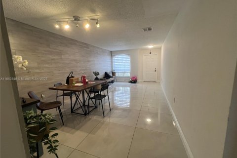 Townhouse in Doral, Florida 4 bedrooms, 176.89 sq.m. № 1887696 - photo 11