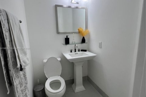 Townhouse in Doral, Florida 4 bedrooms, 176.89 sq.m. № 1887696 - photo 10
