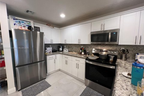 Townhouse in Doral, Florida 4 bedrooms, 176.89 sq.m. № 1887696 - photo 24