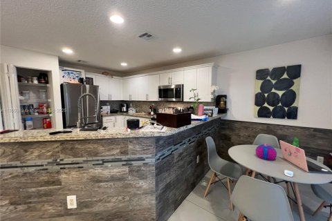 Townhouse in Doral, Florida 4 bedrooms, 176.89 sq.m. № 1887696 - photo 17