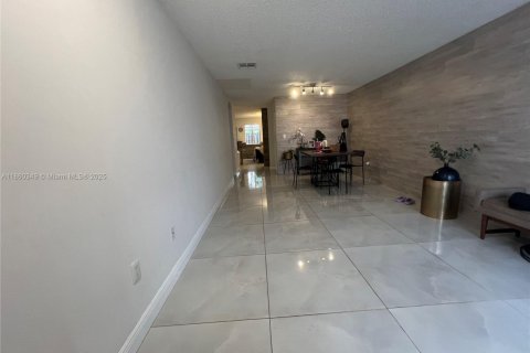 Townhouse in Doral, Florida 4 bedrooms, 176.89 sq.m. № 1887696 - photo 12