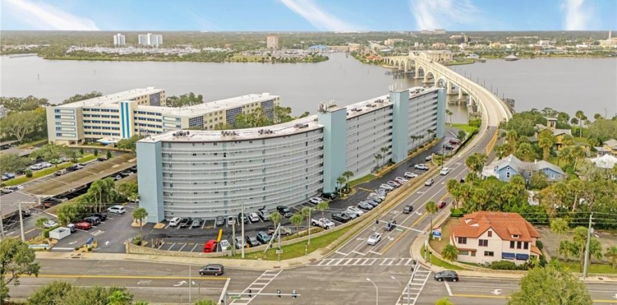 Condo in Daytona Beach, Florida, 2 bedrooms № 2235085