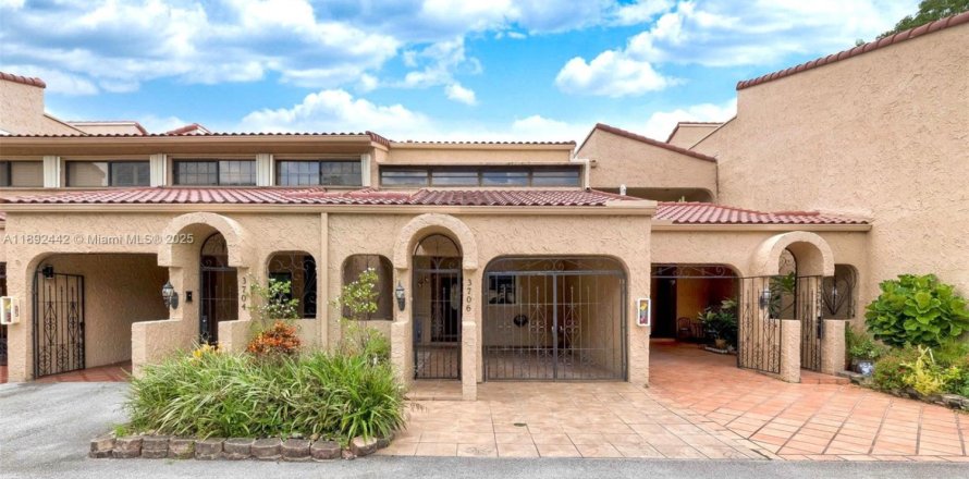Condominio en Doral, Florida, 2 dormitorios № 1944970