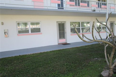 Condo in Saint Petersburg, Florida, 2 bedrooms  № 1529411 - photo 1