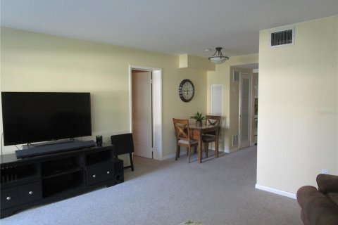 Condo in Saint Petersburg, Florida, 2 bedrooms  № 1529411 - photo 7