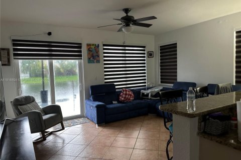 Casa en venta en Miami, Florida, 4 dormitorios, 193.24 m2 № 1786495 - foto 3