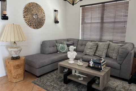 Casa en venta en Miami, Florida, 4 dormitorios, 193.24 m2 № 1786495 - foto 4