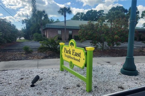 House in Sarasota, Florida 3 bedrooms, 115.57 sq.m. № 2122413 - photo 2