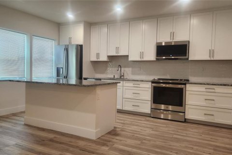 House in Sarasota, Florida 3 bedrooms, 115.57 sq.m. № 2122413 - photo 8