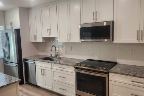 House in Sarasota, Florida 3 bedrooms, 115.57 sq.m. № 2122413 - photo 11