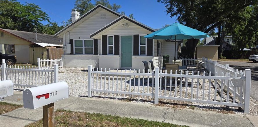 House in Sarasota, Florida 3 bedrooms, 115.57 sq.m. № 2122413