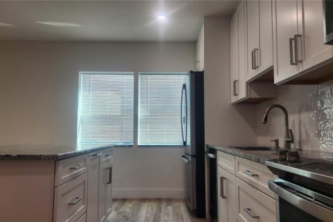 House in Sarasota, Florida 3 bedrooms, 115.57 sq.m. № 2122413 - photo 12