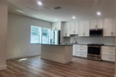 House in Sarasota, Florida 3 bedrooms, 115.57 sq.m. № 2122413 - photo 9