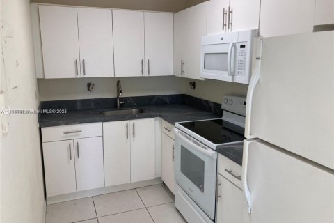 Copropriété à louer à Hialeah, Floride: 1 chambre, 61.32 m2 № 1946193 - photo 4