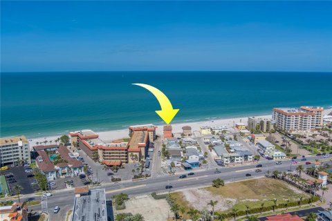 House in Redington Shores, Florida 8 bedrooms, 518.39 sq.m. № 1687139 - photo 27