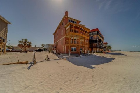 House in Redington Shores, Florida 8 bedrooms, 518.39 sq.m. № 1687139 - photo 17