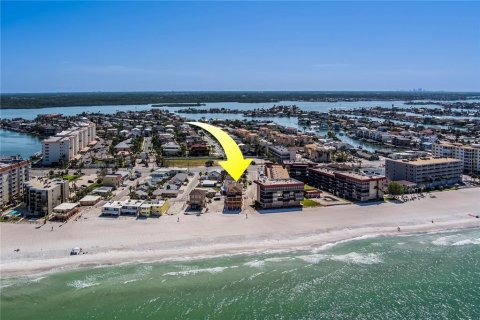House in Redington Shores, Florida 8 bedrooms, 518.39 sq.m. № 1687139 - photo 26