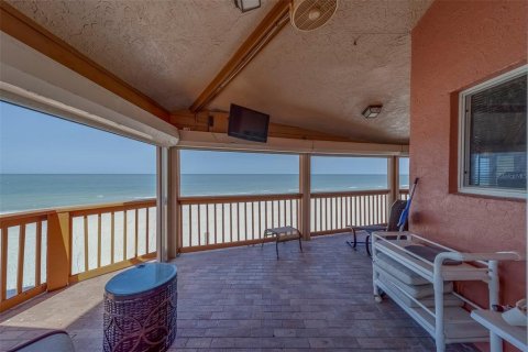 House in Redington Shores, Florida 8 bedrooms, 518.39 sq.m. № 1687139 - photo 2