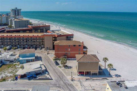 House in Redington Shores, Florida 8 bedrooms, 518.39 sq.m. № 1687139 - photo 22