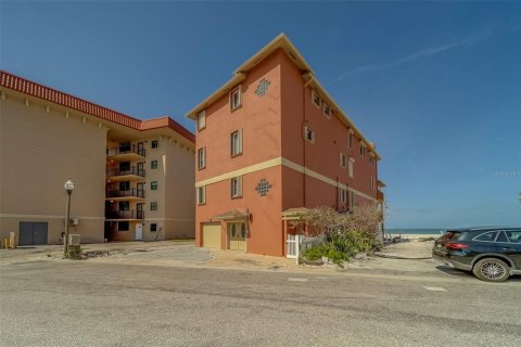 House in Redington Shores, Florida 8 bedrooms, 518.39 sq.m. № 1687139 - photo 13