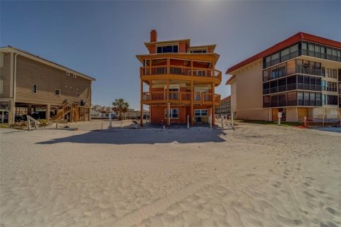 House in Redington Shores, Florida 8 bedrooms, 518.39 sq.m. № 1687139 - photo 16