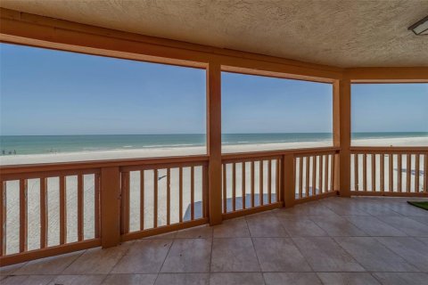 House in Redington Shores, Florida 8 bedrooms, 518.39 sq.m. № 1687139 - photo 9