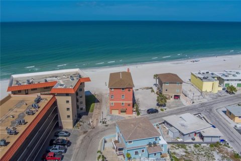 House in Redington Shores, Florida 8 bedrooms, 518.39 sq.m. № 1687139 - photo 20