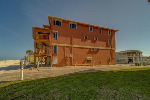 House in Redington Shores, Florida 8 bedrooms, 518.39 sq.m. № 1687139 - photo 15