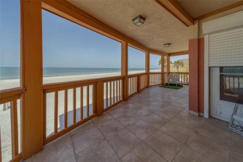 House in Redington Shores, Florida 8 bedrooms, 518.39 sq.m. № 1687139 - photo 8