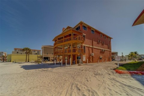 House in Redington Shores, Florida 8 bedrooms, 518.39 sq.m. № 1687139 - photo 1
