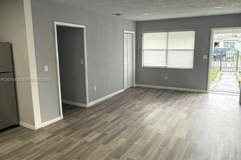 Casa en alquiler en Miami Gardens, Florida, 3 dormitorios, 231.14 m2 № 2076537 - foto 17