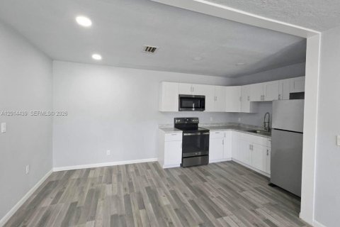 Casa en alquiler en Miami Gardens, Florida, 3 dormitorios, 231.14 m2 № 2076537 - foto 7
