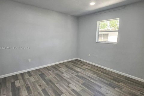 Casa en alquiler en Miami Gardens, Florida, 3 dormitorios, 231.14 m2 № 2076537 - foto 2