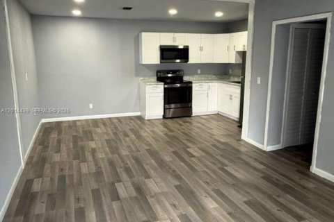 Casa en alquiler en Miami Gardens, Florida, 3 dormitorios, 231.14 m2 № 2076537 - foto 19