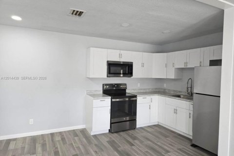 Casa en alquiler en Miami Gardens, Florida, 3 dormitorios, 231.14 m2 № 2076537 - foto 6