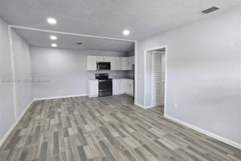 Casa en alquiler en Miami Gardens, Florida, 3 dormitorios, 231.14 m2 № 2076537 - foto 9
