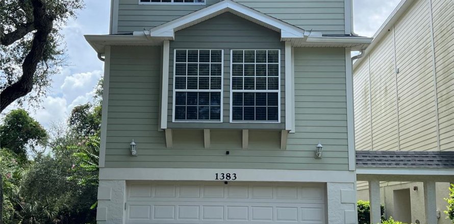 Townhouse in Dunedin, Florida 3 bedrooms, 217.39 sq.m. № 2284022