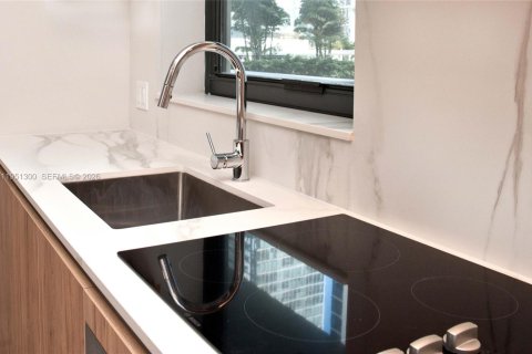 Condo in Miami, Florida, 2 bedrooms  № 2009926 - photo 18