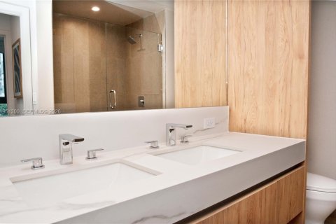 Condo in Miami, Florida, 2 bedrooms  № 2009926 - photo 21