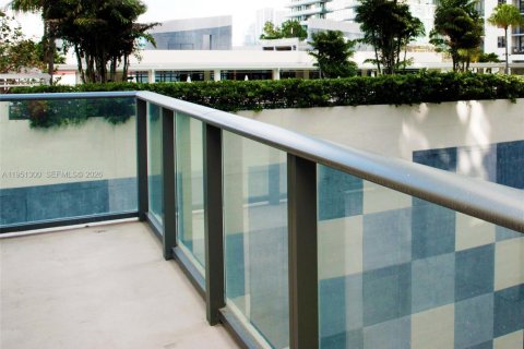 Condo in Miami, Florida, 2 bedrooms  № 2009926 - photo 25